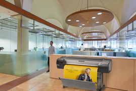 HP Designjet Z5600 44-in PostScript impresora de gran formato Inyección de tinta térmica Color 2400 x 1200 DPI 1118 x 1676 mm