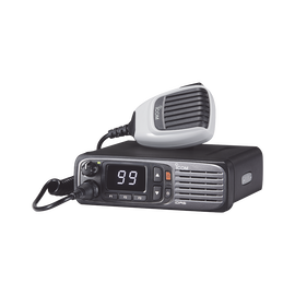 Radio móvil digital con pantalla numérica, en rango de 380-470MHz, de 99 canales seleccionables, GPS, y bluethooth. Incluye micrófono, cable de corriente y bracket.