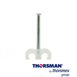 GRAPA DOBLE CON CLAVO INTEGRADO SUJETHOR THORSMAN TDC 4-6, 3401-00100,  22MM x 1.5MM  CAJA /100PZAS COLOR NATURAL, IDEAL PARA CABLE CALIBRE 14 , CLAVO GALVANIZADO, GRAPA DE POLIETILENO, RESISTENTE AL IMPACTO, CORROSIÓN, HUMEDAD Y CLIMAS EXTREMOS