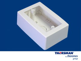 CAJA PLASTICA TMK S1 THORSMAN 7902-02001 COLOR BLANCO DE PVC AUTO EXTINGUIBLE  CON FONDO, INCLUYE  TAQUETE Y PIJA PARA SU FIJACIÓN, RESISTENCIA A LA HUMEDAD Y ATMÓSFERA CORRESIVA, CERTIFICADO EN CSA, CUMPLE LA NORMA UL 94 V0 y NOM-001-SEDE-2005