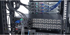 APC 8 Port Multi-Platform Analog KVM interruptor KVM Montaje en rack