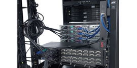 APC 8 Port Multi-Platform Analog KVM interruptor KVM Montaje en rack