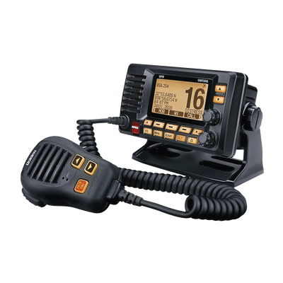 Radio Móvil Marino VHF, color negro con receptor de GPS integrado, Tx: 156.025 - 157.425 MHz, Rx: 156.050 - 163.275 MHz, 25W de potencia, sumergible IPX4 incluye micrófono y cable de alimentación