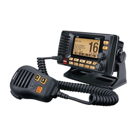 Radio Móvil Marino VHF, color negro con receptor de GPS integrado, Tx: 156.025 - 157.425 MHz, Rx: 156.050 - 163.275 MHz, 25W de potencia, sumergible IPX4 incluye micrófono y cable de alimentación