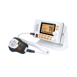 Radio Móvil Marino VHF, color blanco con receptro de GPS integrado, Tx: 156.025 - 157.425 MHz, Rx: 156.050 - 163.275 MHz, 25W de potencia, sumergible IPX4 incluye micrófono y cable de alimentación