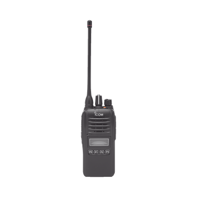 Radio digital NXDN en la banda de UHF, rango de frecuencia 400-470MHz, sumergible IP67, analógico y digital, opera en sistemas trunking y convencional, 5W de potencia.