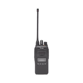 Radio digital NXDN en la banda de UHF, rango de frecuencia 400-470MHz, sumergible IP67, analógico y digital, opera en sistemas trunking y convencional, 5W de potencia.