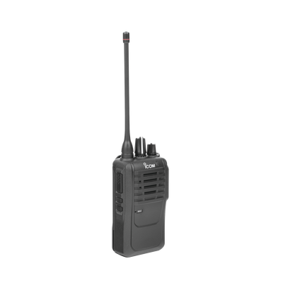 Radio portátil analógico UHF en rango de frecuencia de 450-520 MHz, 5 W de potencia de RF, 16 canales. Incluye: batería, cargador, antena, tapa de accesorios y clip.
