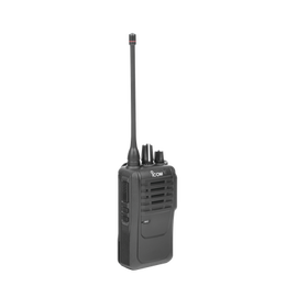 Radio portátil analógico UHF en rango de frecuencia de 450-520 MHz, 5 W de potencia de RF, 16 canales. Incluye: batería, cargador, antena, tapa de accesorios y clip.