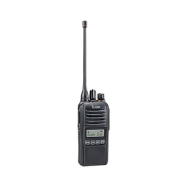 Radio digital NXDN en la banda de UHF, rango de frecuencia 450 - 512 MHz, sumergible IP67, analógico y digital, opera en sistemas trunking y convencional, 4W de potencia.