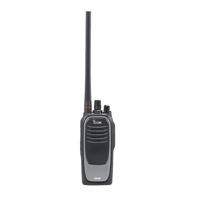 Radio digital NXDN sin pantalla en la banda de UHF, rango de frecuencia 450-512MHz, sumergible IP67, con encriptación DES, GPS,  bluethooth, grabador de voz, 32 canales.  Batería, cargador, antena y clip incluidos.