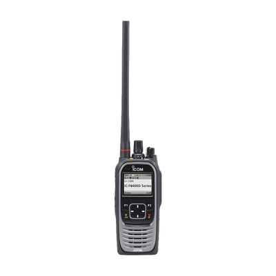 Radio portátil digital y analógico con pantalla a color en rango de frecuencia 450-512 MHz, 1024 canales, 5 W de potencia de RF.  Batería, cargador, antena y clip incluidos.