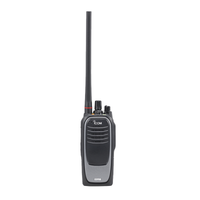Radio digital NXDN sin pantalla en la banda de UHF, rango de frecuencia 380-470MHz, sumergible IP67, con encriptación DES, GPS,  bluethooth, grabador de voz, 32 canales.  Batería, cargador, antena y clip incluidos.