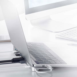 Docking station USB-C multipuerto con power pass-through Docking station USB-C multipuerto con power pass-through