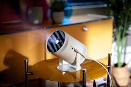 Samsung The Freestyle SP-LSP3BLA - Proyector DLP - LED - portátil - 550 lúmenes - Full HD (1920 x 1080) - 16:9 - 1080p - 802.11a/b/g/n/ac inalámbrico / AirPlay 2 - blanco
