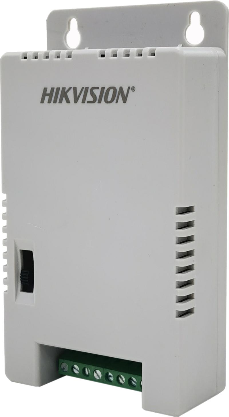 Fuente de Poder Regulada 12 VCD / 13.5 VCD / 15 VCD para 4 Cámaras / 1 Amp por Salida / Voltaje de entrada 185-240 VCA