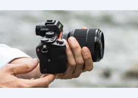 Cuerpo ILC full-frame Alpha 7 II con lente de zoom estándar Cuerpo ILC full-frame Alpha 7 II con lente de zoom estándar