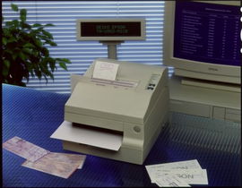 Epson TM U950 - Impresora de recibos - matriz de puntos - A4 - 16,7 cpp - 9 espiga - hasta 311 caracteres/segundo - serial - blanco frío